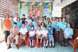 เทศบาลเมืองยโสธร ร่วมพิธีมอบทุนการศึกษาให้แก่เด็กนักเรียนที่เรียนดีแต่ขาดแคลนทุนทรัพย์ ณ ที่ทำการกองทุนแม่ของแผ่นดินชุมชนอุดมสุข ตำบลในเมือง อำเภอเมือง จังหวัดยโสธร