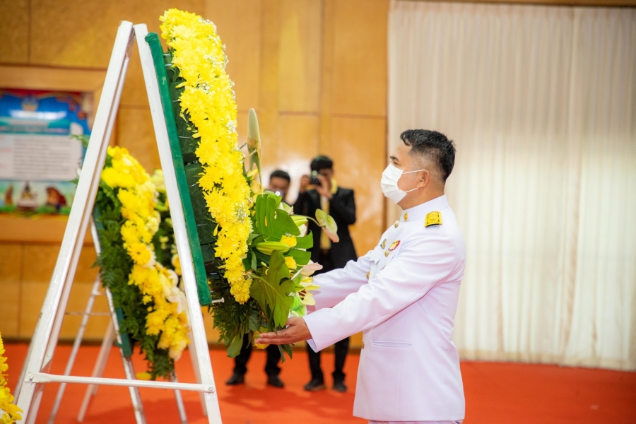 เทศบาลเมืองยโสธร  ร่วมพิธีวางพวงมาลาถวายราชสักการะ น้อมรำลึกในพระมหากรุณาธิคุณ เนื่องในวันคล้ายวันสวรรคต พระบาทสมเด็จพระบรมชนกาธิเบศร มหาภูมิพลอดุลยเดชมหาราช บรมนาถบพิตร 13 ตุลาคม 2566