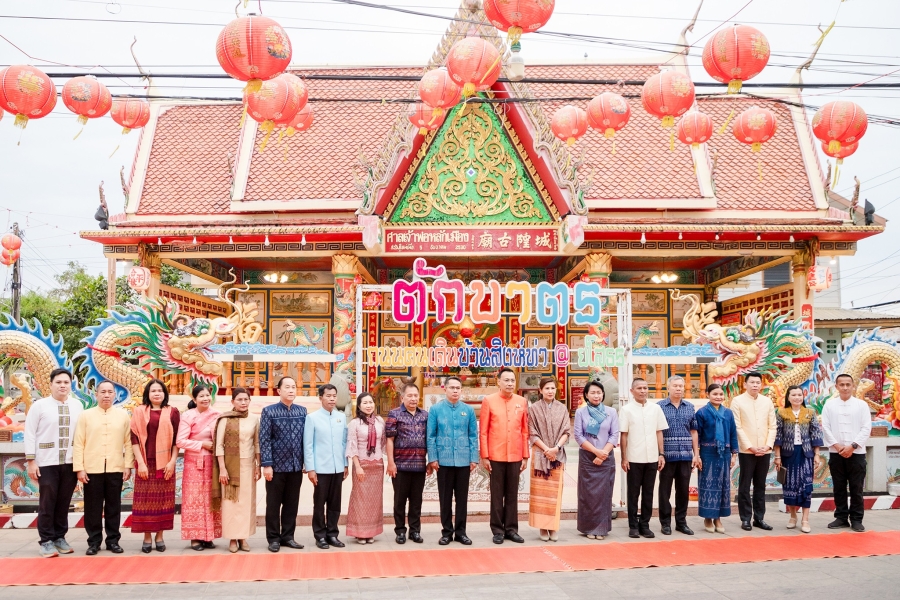 เทศบาลเมืองยโสธร ร่วมทำบุญตักบาตรย้อนยุค วิถีถิ่น วิถีไทย สวมใส่ผ้าไทยใส่บาตรทุกวันพฤหัสบดี ที่ย่านเมืองเก่าบ้านสิงห์ท่า