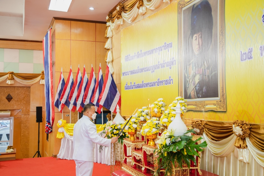 เทศบาลเมืองยโสธร เข้าร่วมพิธีสวดพระพุทธมนต์และทำบุญตักบาตร ถวายพระราชกุศลพร้อมน้อมรำลึกในพระมหากรุณาธิคุณพระบาทสมเด็จพระมงกุฎเกล้าเจ้าอยู่หัว รัชกาลที่ 6  เนื่องในวันสมเด็จพระมหาธีรราชเจ้า ประจำปี 2566