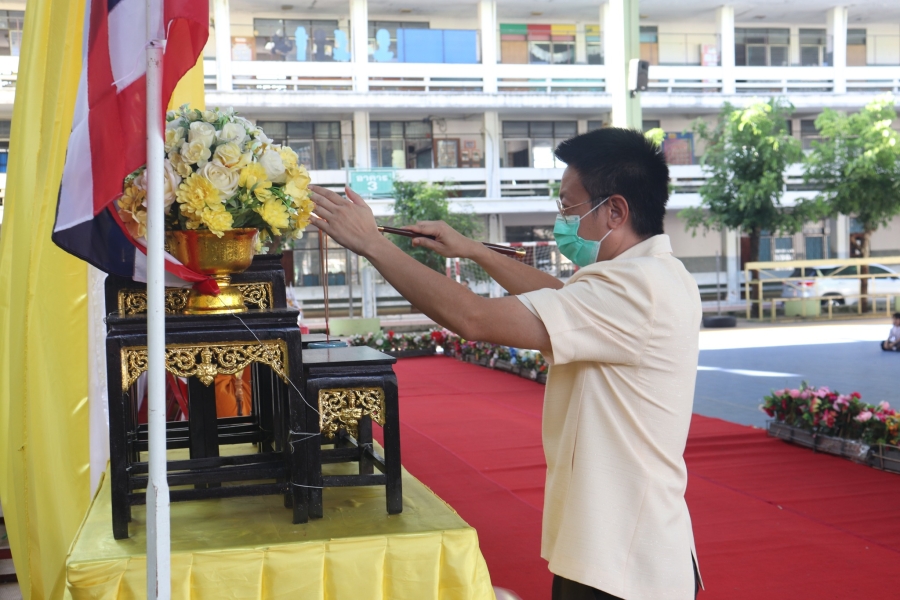 เทศบาลเมืองยโสธร ร่วมทำบุตรตักบาตร และพิธีวางพานพุ่มทอง พานพุ่มเงินวันเฉลิมพระชนมพรรษาพระบาทสมเด็จพระปรเมนทรรามาธิบดีศรีสินทรมหาวชิราลงกรณ พระวชิรเกล้าเจ้าอยู่หัว ประจำปีการศึกษา 2566 ของโรงเรียนเทศบาล 2 สามัคคีวัฒนา