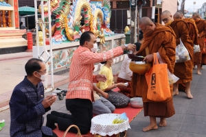 กิจกรรม &quot;ทำบุญตักบาตรย้อนยุค วิถีถิ่น วิถีไทย&quot; ถนนคนเดินยโสธร เมืองเก่าบ้านสิงห์ท่า (บ้านสิงห์ท่า) ตำบลในเมือง อำเภอเมือง จังหวัดยโสธร