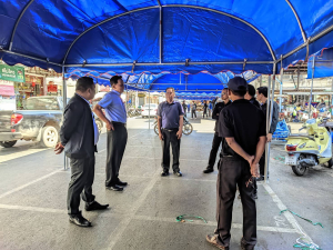 ลงพื้นที่ตลาดสดเทศบาล 1  เพื่อดูความเรียบร้อยในการวางเต้นท์และจัดระเบียบร้านค้าที่จะย้ายมาจำหน่ายสินค้าชั่วคราว