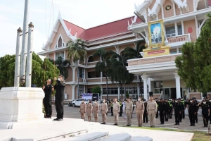 กิจกรรมยืนตรง เคารพธงชาติ ทุกวันจันทร์