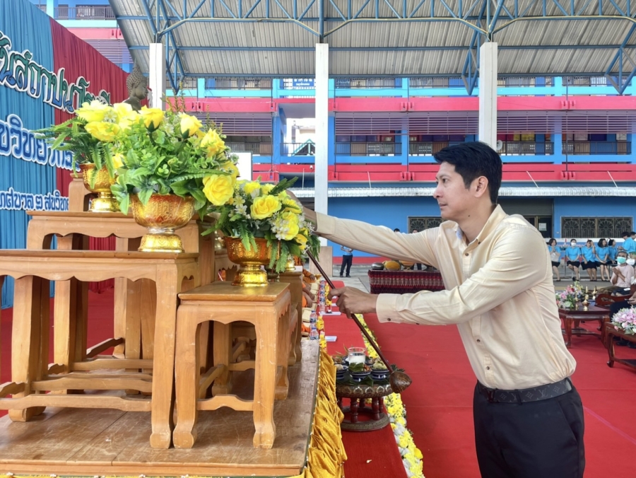 นายกเทศมนตรีเมืองยโสธร เป็นประธานในพิธีทำบุญตักบาตรข้าวสารอาหารแห้งเนื่องในวันครบรอบ 102  ปี ของการก่อตั้งโรงเรียนเทศบาล 1 สุขวิทยากรตั้งตรงจิตร 15