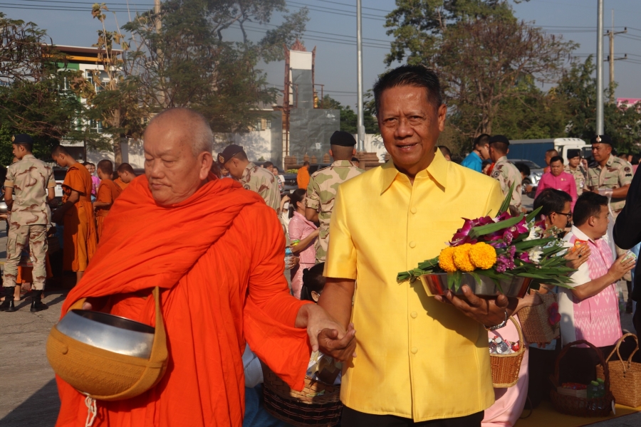 เทศบาลเมืองยโสธร ร่วมพิธีทำบุญตักบาตร บวงสรวงพระบรมราชานุสาวรีย์รัชกาลที่ 5 วางขันหมากเบ็ง และบวงสรวงอนุสาวรีย์พระสุนทรราชวงศา เจ้าเมืองยโสธรท่านแรก ในโอกาสวันสถาปนาจังหวัดยโสธร ครบรอบ 53 ปี