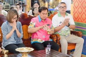 คณะผู้บริหาร เทศบาลเมืองยโสธร ร่วมกิจกรรมทำบุญถวายภัตตาหารเพล ในโครงการจัดงานวันเข้าพรรษา ประจำปี 2566 ณ วัดเนรมิตวนาราม อำเภอเมือง จังหวัดยโสธร