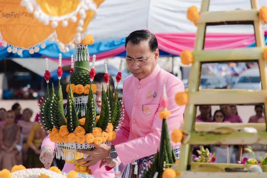 เทศบาลเมืองยโสธร ร่วมพิธีทำบุญตักบาตร บวงสรวงพระบรมราชานุสาวรีย์รัชกาลที่ 5 วางขันหมากเบ็ง และบวงสรวงอนุสาวรีย์พระสุนทรราชวงศา เจ้าเมืองยโสธรท่านแรก ในโอกาสวันสถาปนาจังหวัดยโสธร ครบรอบ 52 ปี