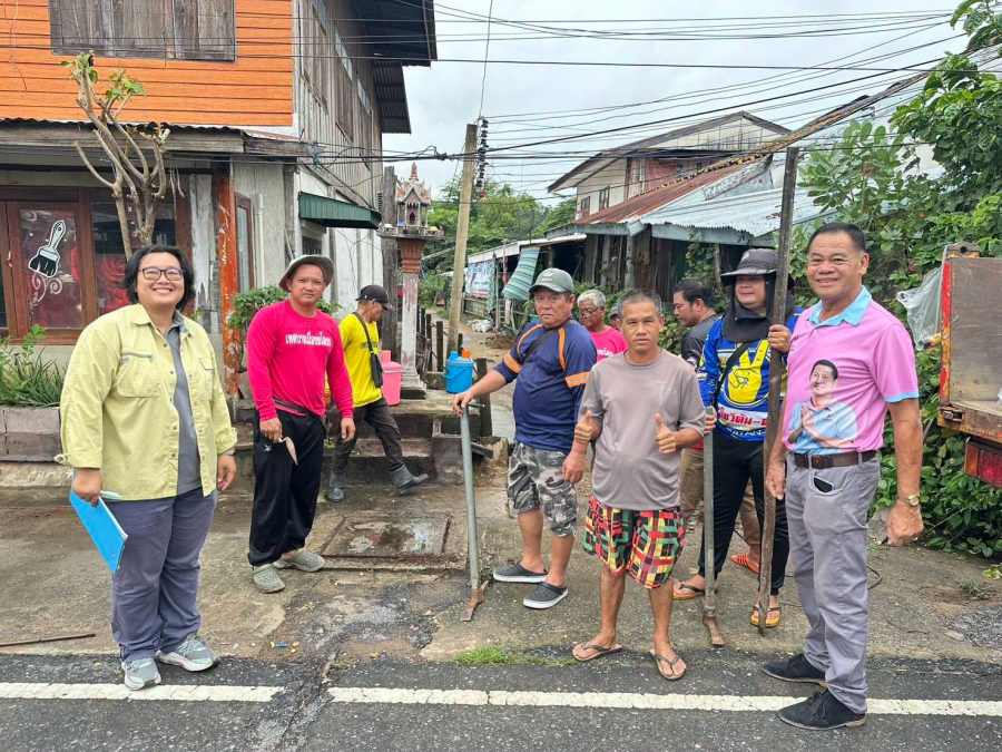 เทศบาลเมืองยโสธร ลงพื้นที่ขุดเจาะ วางท่อระบายน้ำ แก้ไขท่ออุดตัน