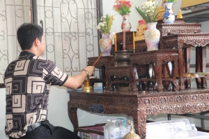 นายกเทศมนตรีเมืองยโสธร พร้อมคณะผู้บริหาร เทศบาลเมืองยโสธร ร่วมกิจกรรมทำบุญถวายภัตตาหารเพล ในโครงการจัดงานวันเข้าพรรษา ประจำปี 2566 ณ วัดสิงห์ท่า อำเภอเมือง จังหวัดยโสธร