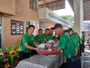 คณะผู้บริหารเทศบาลเมืองยโสธร หัวหน้าส่วนราชการ ร่วมมอบชุดดับเพลิงพร้อมหมวก และรองเท้าบู๊ต ให้กับเจ้าหน้าที่งานป้องกันและบรรเทาสาธารณภัย และพนักงานเทศกิจ