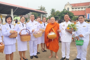 เทศบาลเมืองยโสธรร่วมพิธีเจริญพระพุทธมนต์และทำบุญตักบาตรพระภิกษุสงฆ์ สามเณร 73 รูป ถวายพระราชกุศลพระบาทสมเด็จพระเจ้าอยู่หัว เนื่องในโอกาสพระราชพิธีมหามงคลเฉลิมพระชนมพรรษา 6 รอบ 28 กรกฎาคม 2567